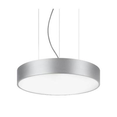 Moderná, guľatá závesná lampa v striebornom tieni s jednoduchým dizajnom, zavesená na niekoľkých tenkých lanách.