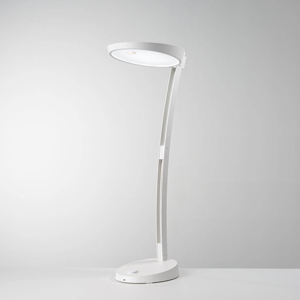 Biela, moderná stojanová lampa s oblým, elegantným dizajnom na svetlom pozadí.