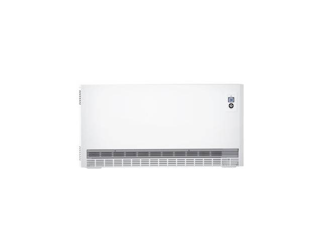 Biela elektrická vykurovacia jednotka pred bielym pozadím. Zariadenie má ventilačné otvory dole a displej v hornom pravom rohu.