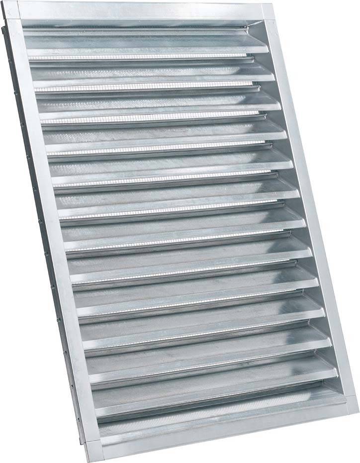 Kovový ventilačný roštový kryt s horizontálnymi lamelami pre cirkuláciu vzduchu.