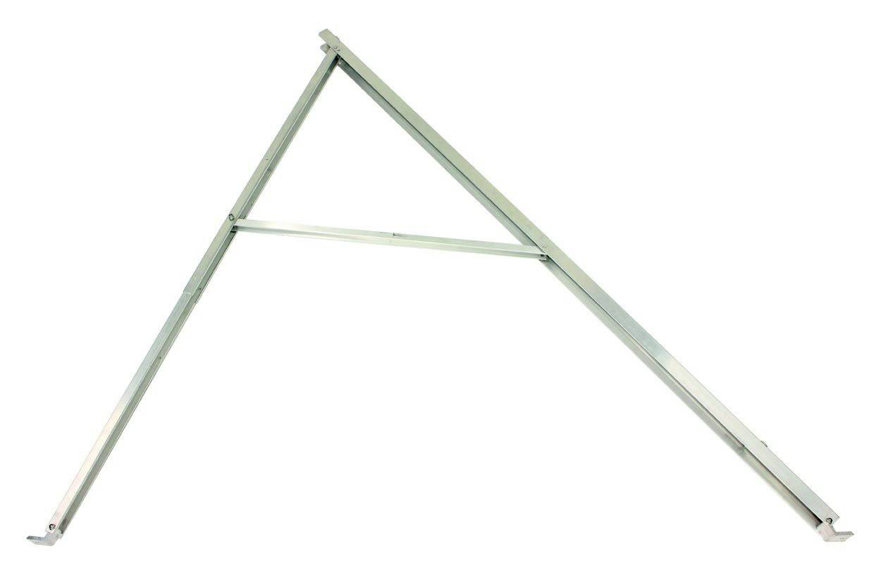 Kovový trojuholníkový stojan, pravdepodobne súčasť stavebného alebo montážneho zariadenia, stojí na neutrálnom pozadí.