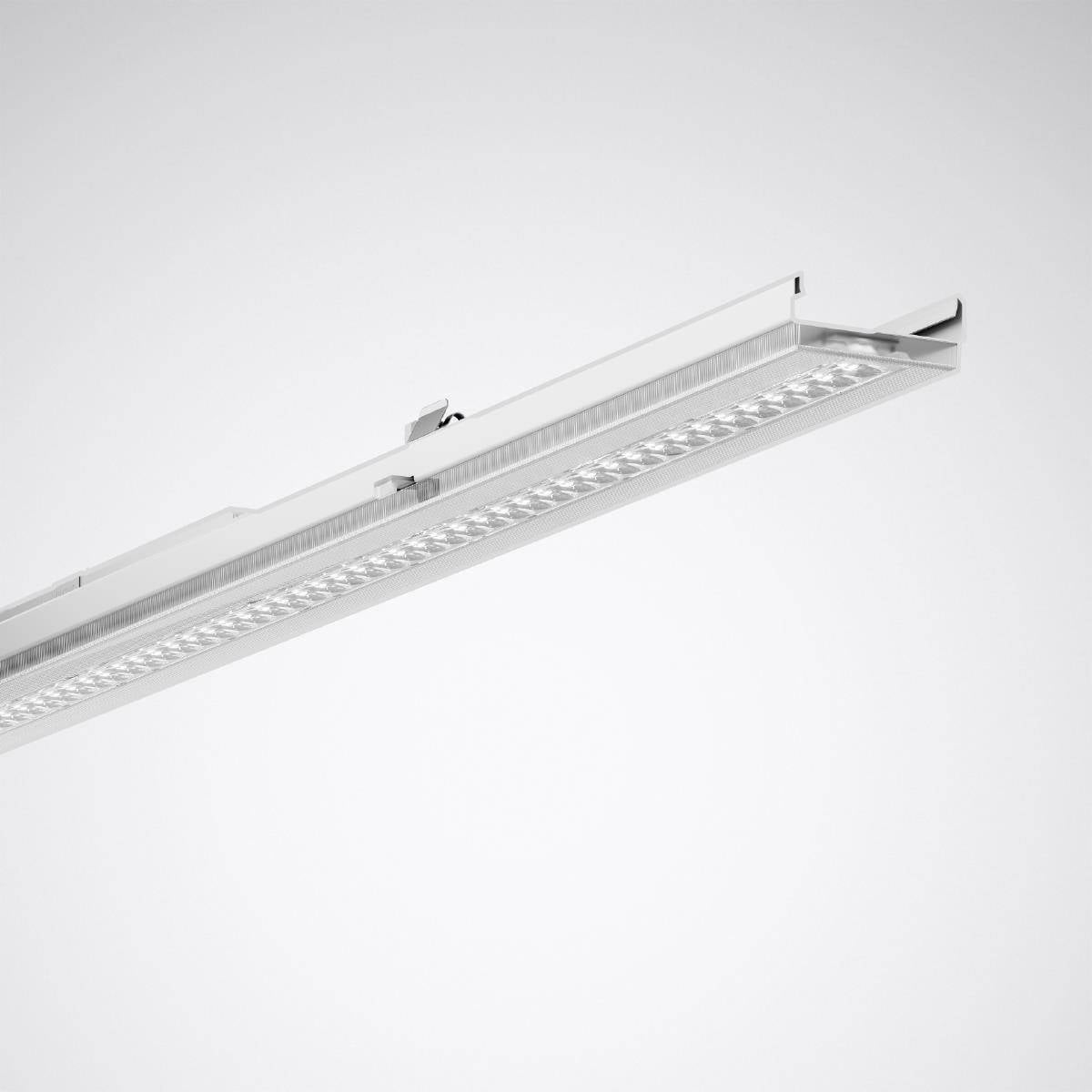 Lineárny LED svetelný pás v striebornom kryte pred šedým pozadím ukazuje štruktúru a formu modernej osvetľovacej techniky.