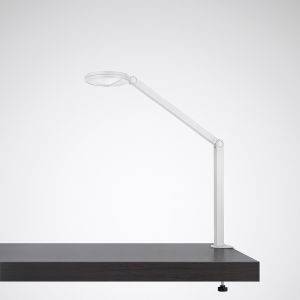 Moderná stolná lampa s otočným ramenom na tmavom drevenom písacom stole pred sivým pozadím. Minimalistický dizajn.