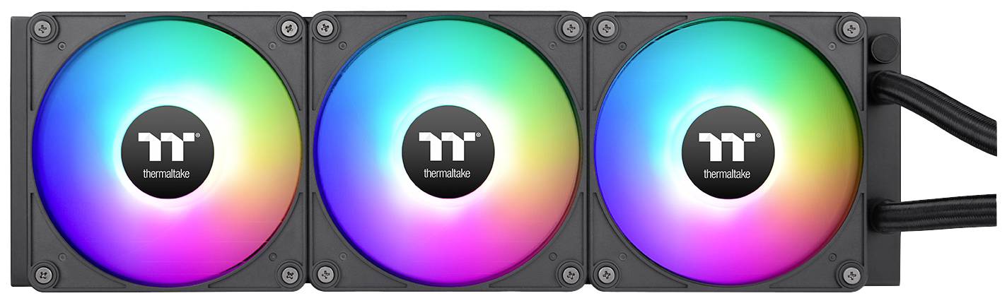 Tri počítačové ventilátory namontované vedľa seba s RGB podsvietením v rôznych farbách. Na strede ventilátorov je viditeľné logo.