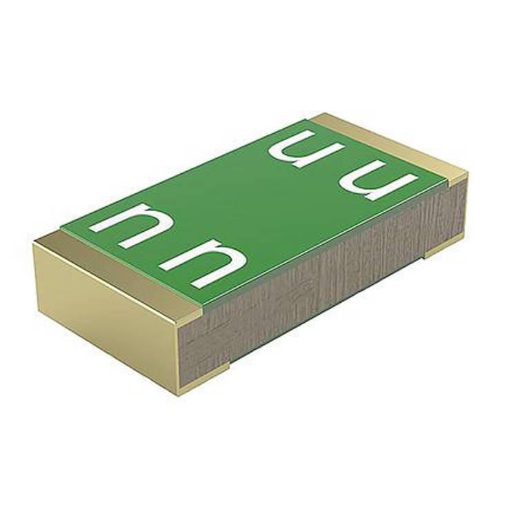 Malý, obdĺžnikový, zelený elektronický čip so zlatými koncovkami a bielymi nápismi na povrchu.