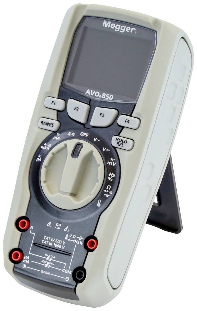 Digitálny multimeter na stojane, model AVO-850 od firmy Megger. Disponuje veľkým displejom a rôznymi funkčnými tlačidlami.