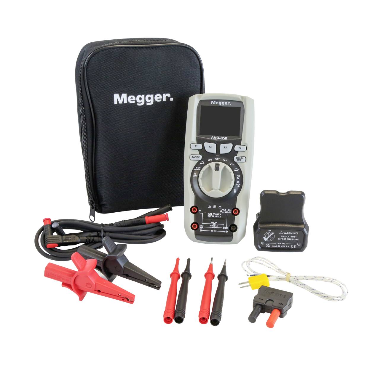 Multimeter-set s prenosnou taškou, multimetrom, krokodílovými svorkami, meracími káblami a príslušenstvom na elektrické merania.