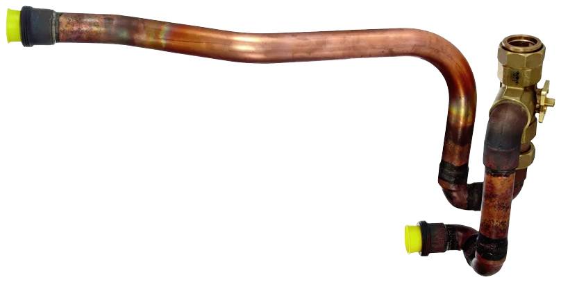 Medená trubka so zakriveniami a mosadzným pripájacím ventilom.