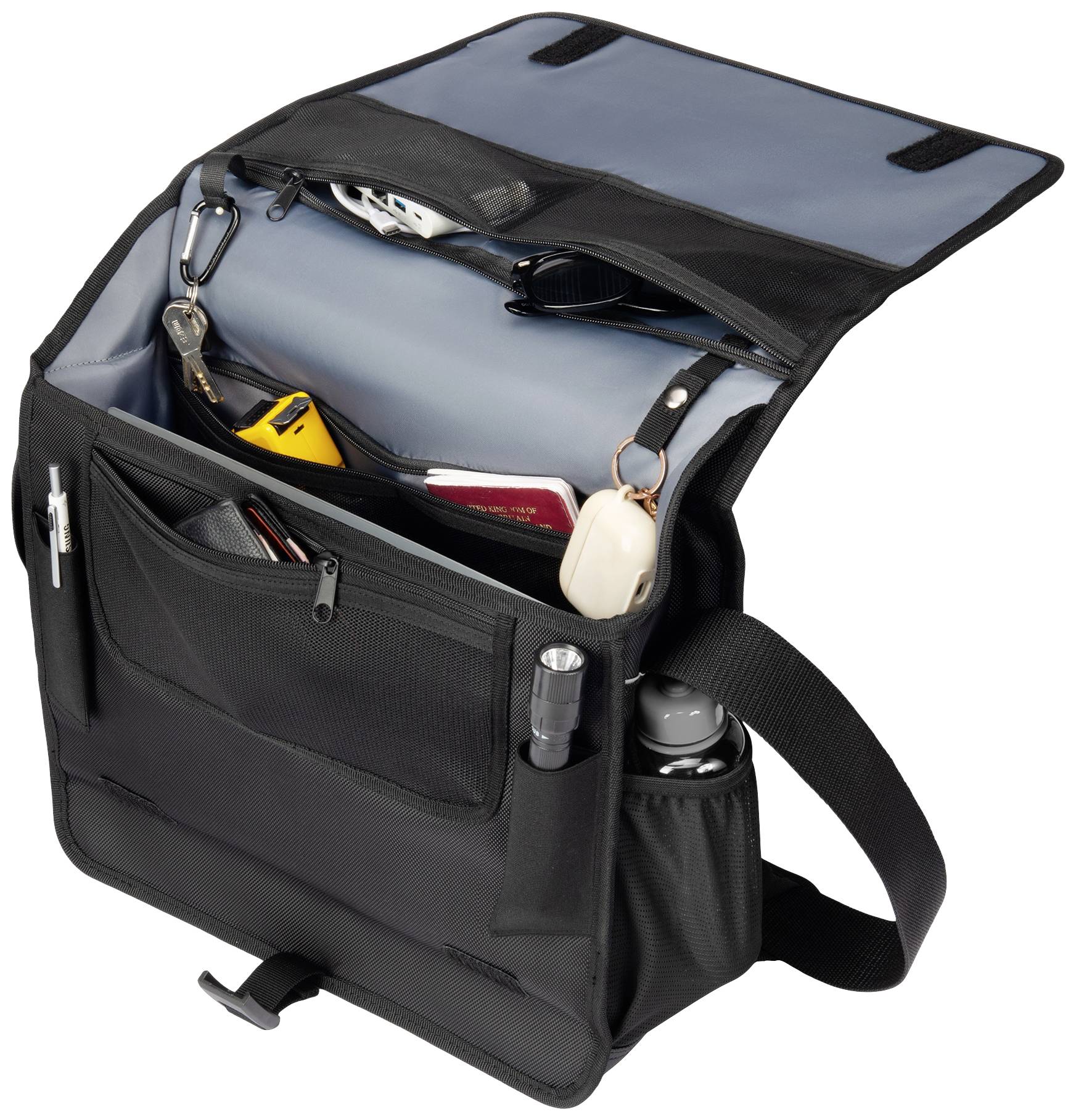 'Čierna taška cez rameno s otvoreným hlavným priestorom, zobrazujúca rôzne vnútri uložené predmety ako fľaše, baterku, kľúče a perá.'