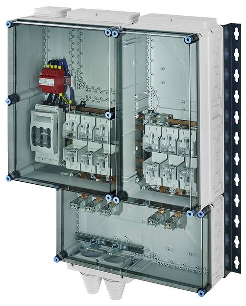 Rozvádzač s priesvitným krytom zobrazuje niekoľko elektrických obvodov a poistiek a umožňuje distribúciu elektrickej energie.