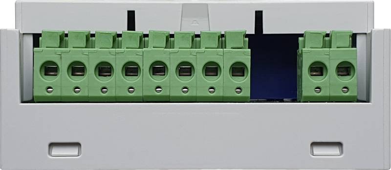 Biela elektrická svorkovnica so zelenými prípojkami, ktorá sa používa na prepojenie vodičov v elektrickom obvode.
