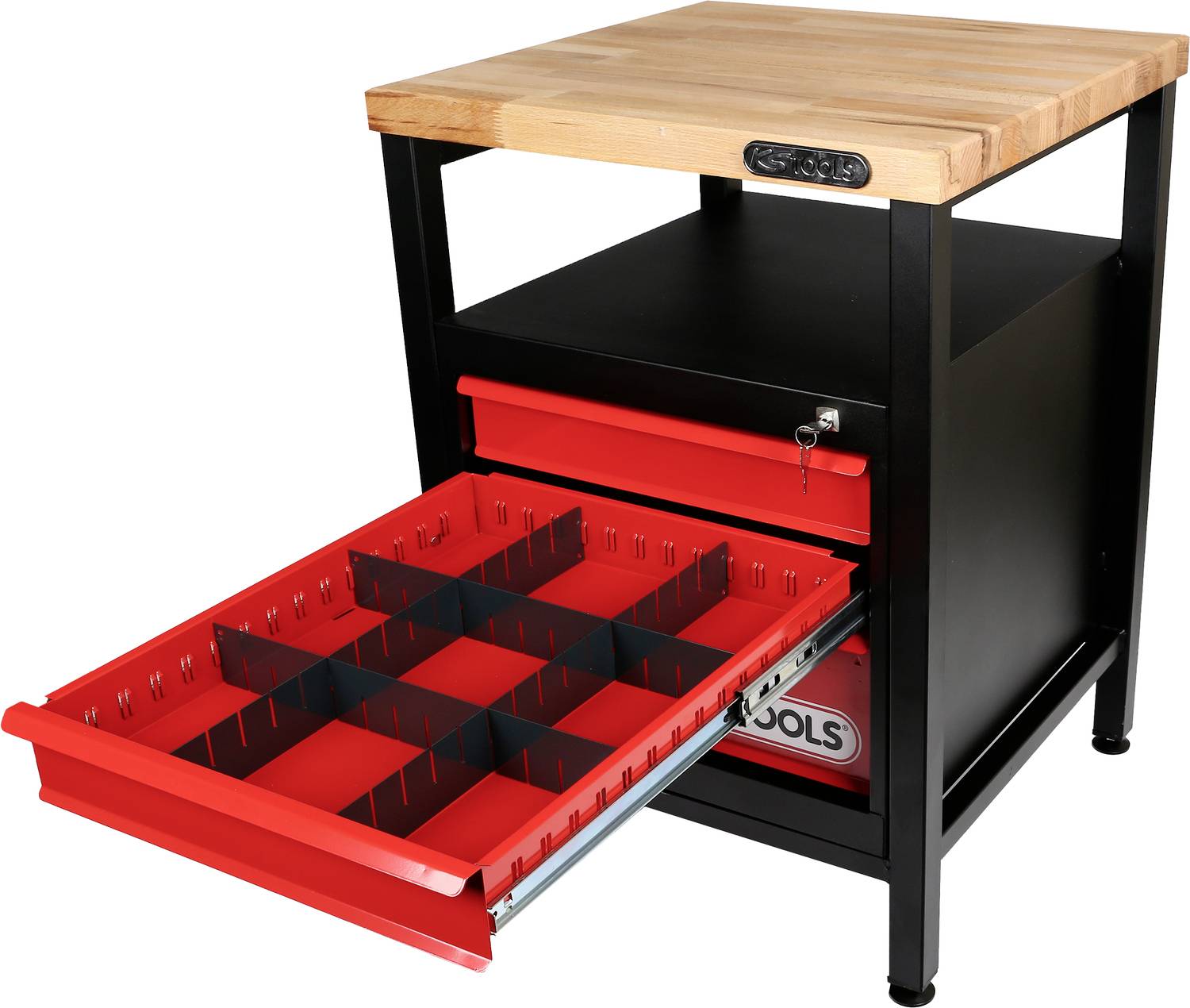 Čierny pracovný stôl s drevenou doskou a otvorenou červenou zásuvkou s priehradkami; pod ňou ďalšia, zatvorená zásuvka.