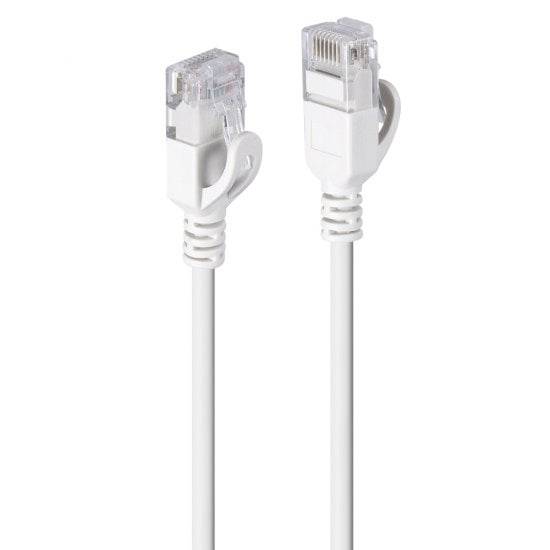 Dva biele ethernetové káble s RJ45 konektormi, vertikálne vedľa seba na bielom pozadí.