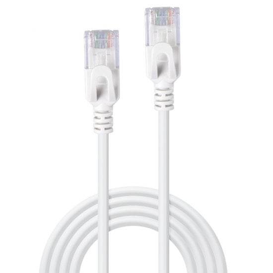 Biele ethernetový kábel s dvoma konektormi RJ45 s priehľadnými plastovými krytkami je voľne stočený.