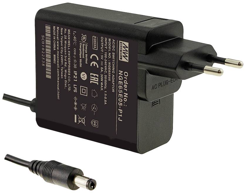 Čierne napájací kábel s dvoma zástrčkami a niekoľkými technickými nápismi. Vhodný pre elektronické zariadenia s takýmto pripojením.