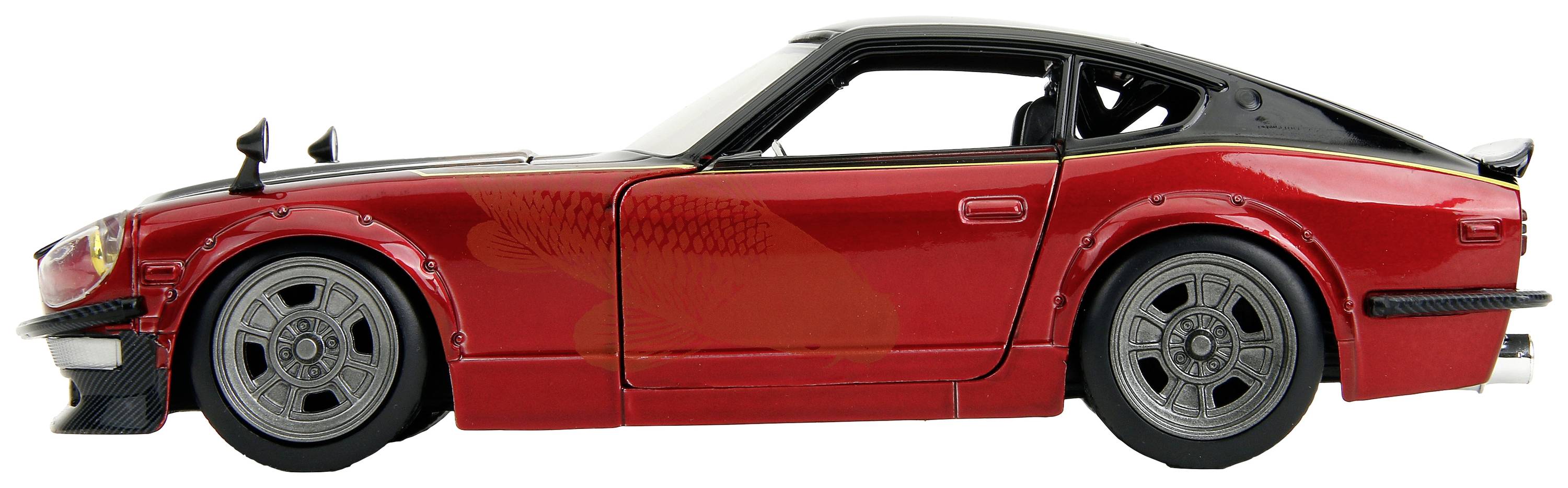 Červené modelové auto so striebornými diskami a športovým dizajnom na bielom pozadí, pohľad z boku.
