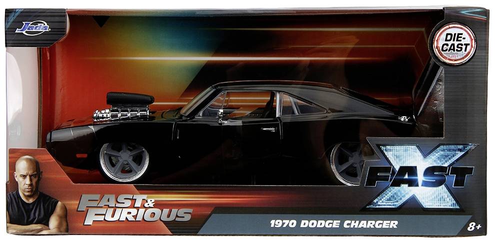 Čierne modelové auto '1970 Dodge Charger' v obale z filmu 'Rýchlo a zbesilo', s mužskou figúrkou zobrazenou vľavo vpredu.