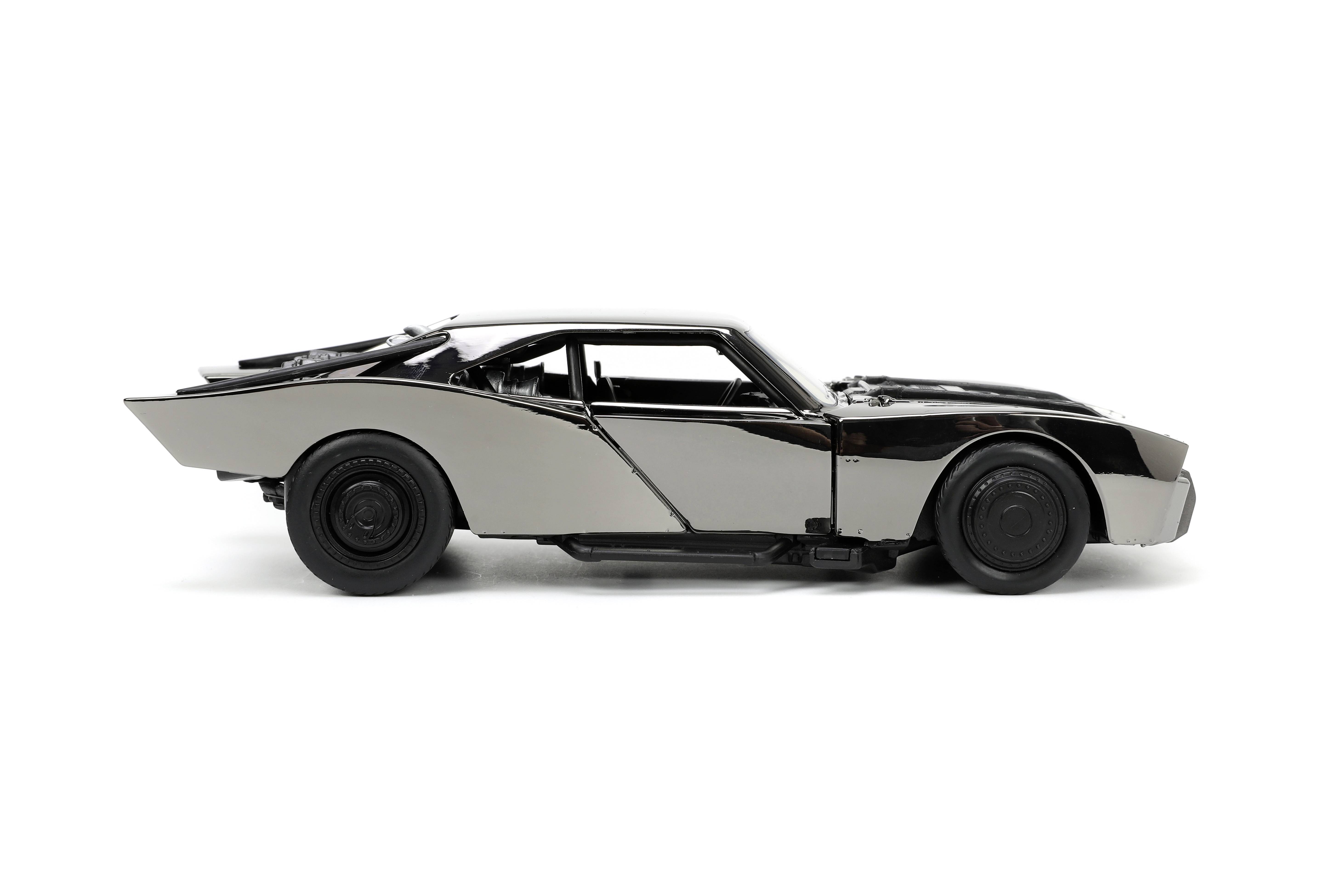 Čierne modelové auto s futuristickým dizajnom, pohľad z boku. Plochá karoséria s výraznými dizajnovými prvkami.