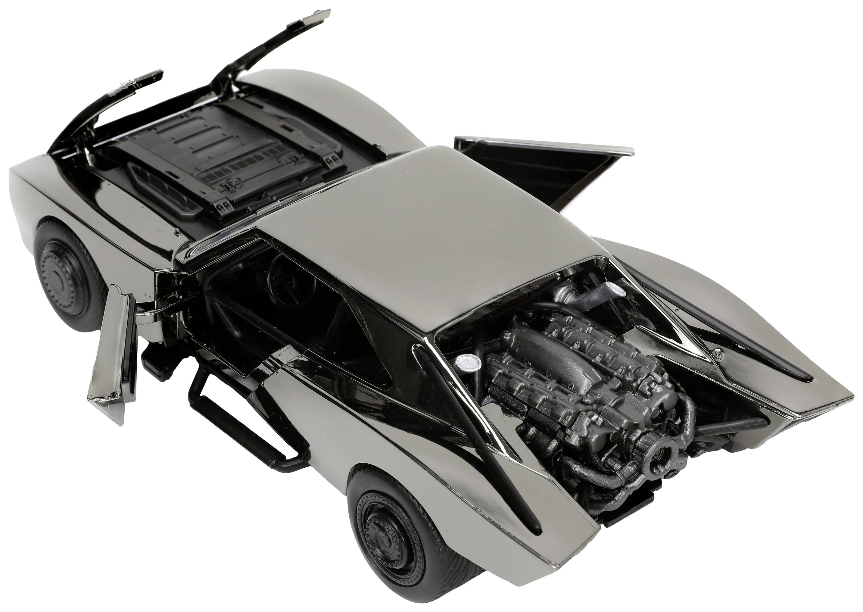 Strieborný model športového auta s otvorenými dverami, batožinovým priestorom a kapotou motora odhaľuje jeho detailné vnútorné časti a motor.