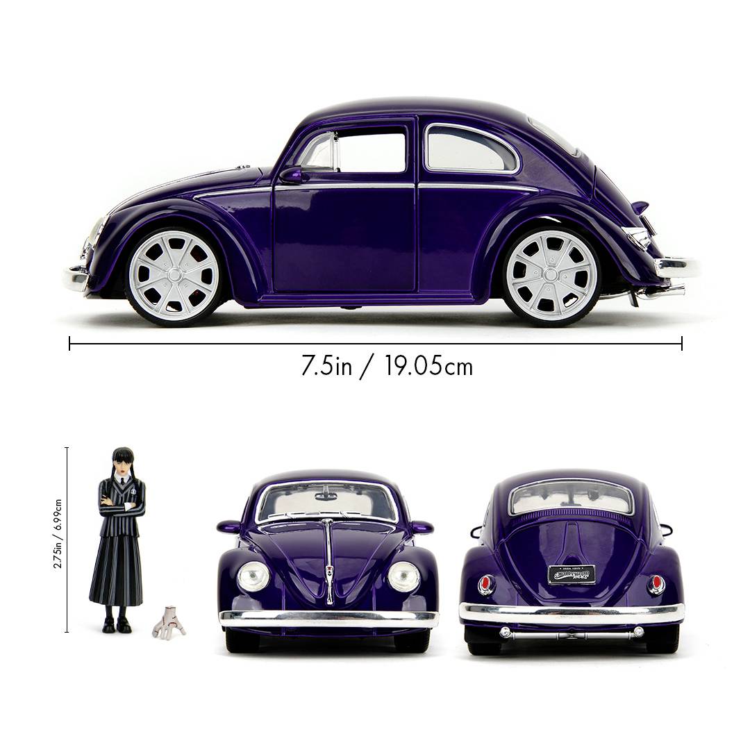 Obrázok zobrazuje fialové modelové auto s retro dizajnom a ženskú figúrku vedľa neho. Rozmery: auto 19,05 cm, figúrka 27 cm.