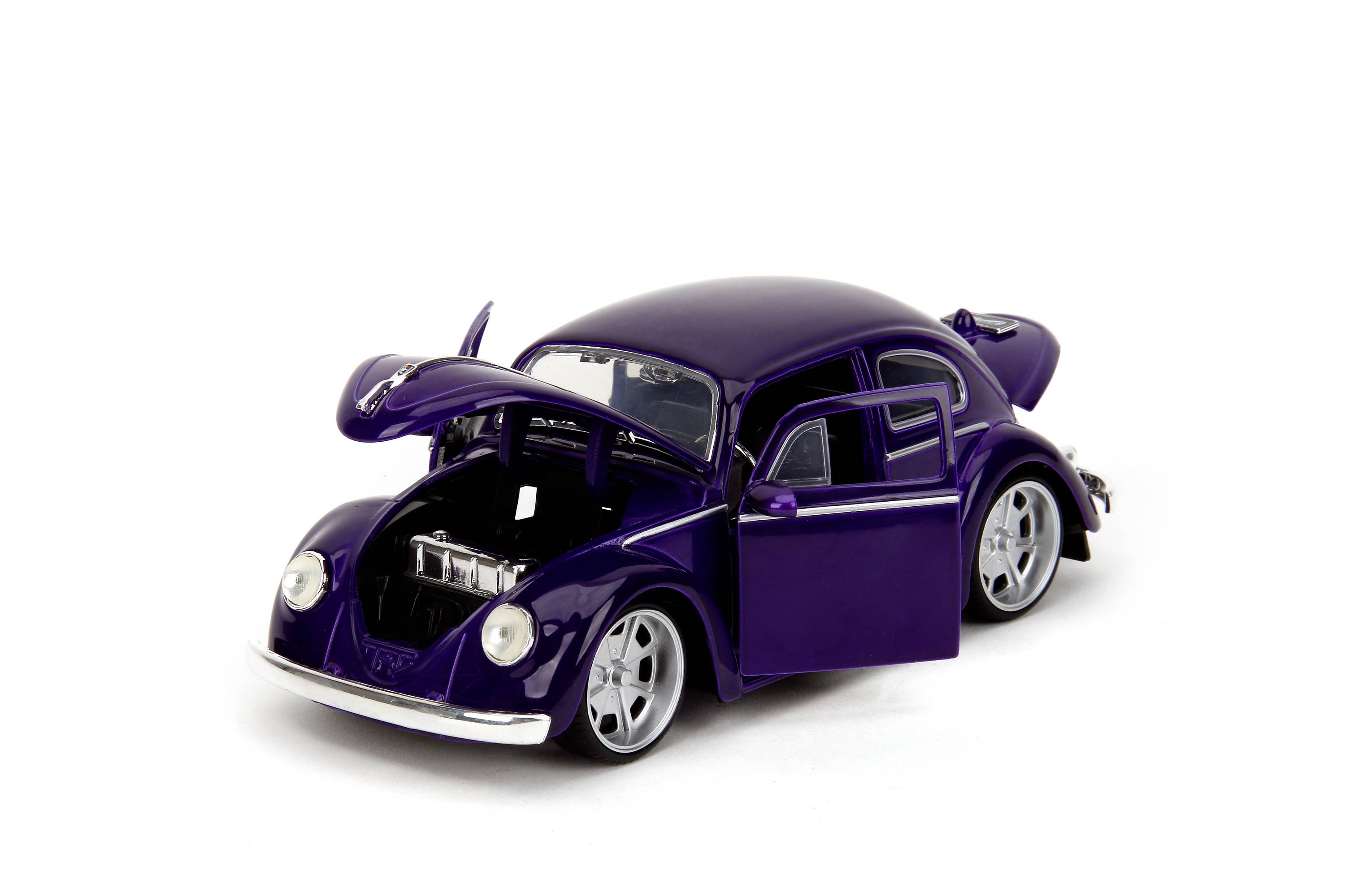Fialové modelové auto vo štýle klasického VW Chrobáka s otvorenou kapotou motora a vodičovými dverami, viditeľné na bielom pozadí.