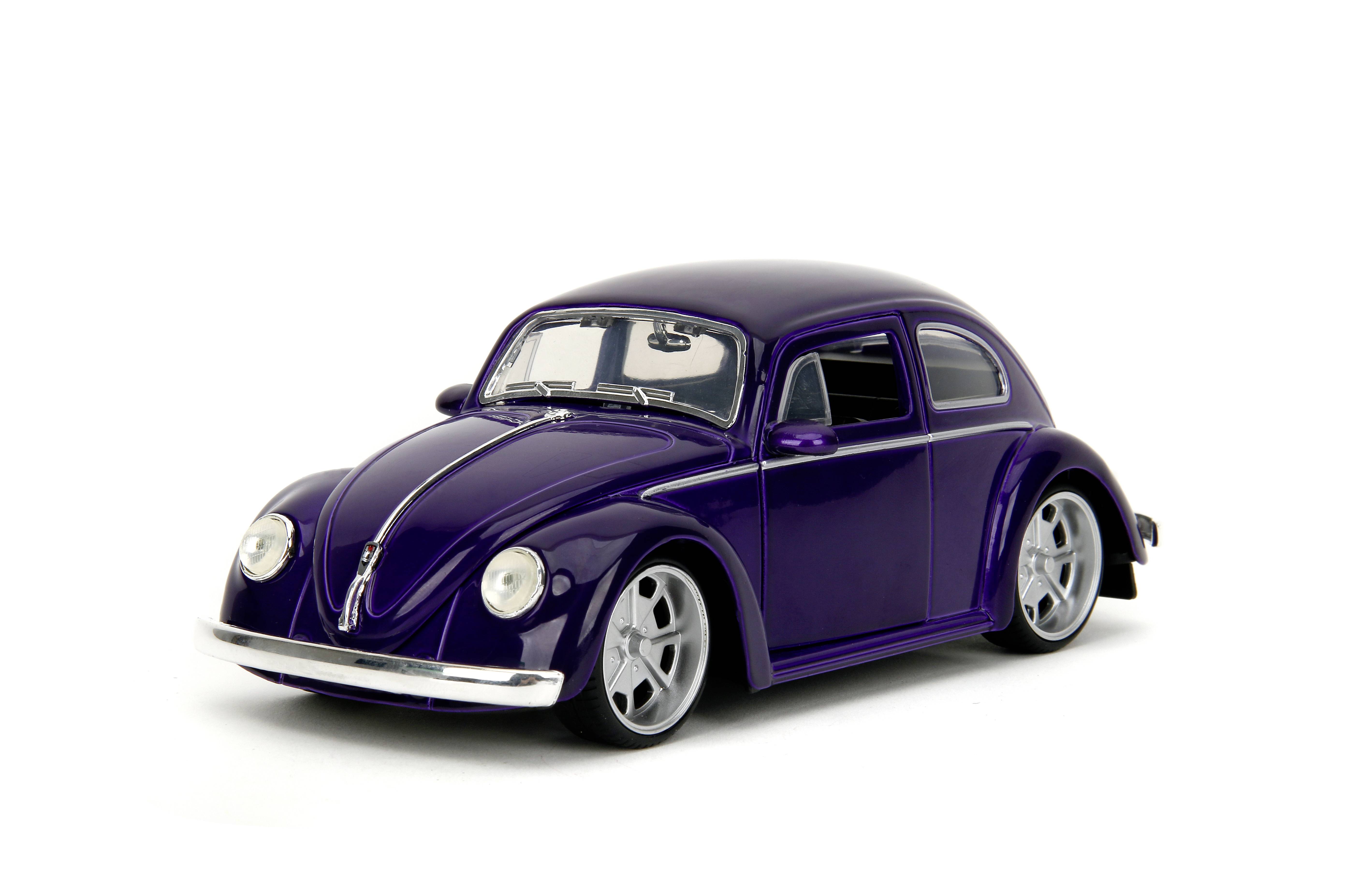 Fialový model klasického VW Chrobáka so striebornými diskami na bielom pozadí.