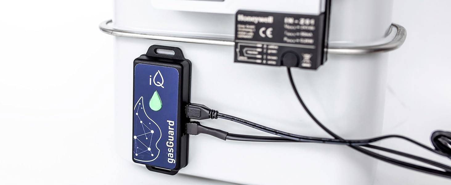 Zariadenie iQ Gasguard je pripojené k čističke vzduchu pomocou káblov. Logo a symbol kvapky sú viditeľné.