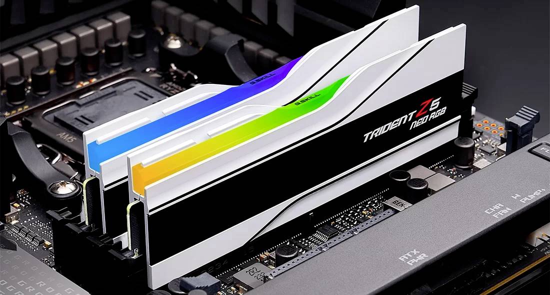 Dva RAM moduly so svietiacimi LED diódami nainštalované na základnej doske počítača. Nesú značkový nápis 'Trident Z5 Neo RGB'.
