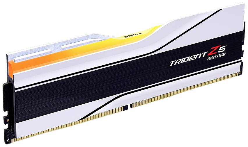"Pamäťový modul RAM v čierno-bielom prevedení s oranžovými akcentmi, na jednej strane označený nápisom „Trident Z5 Neo RGB"."