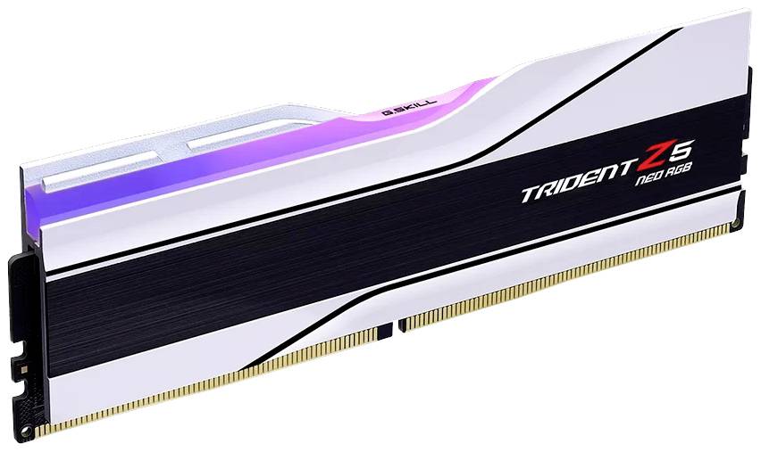 Pamäťový modul RAM v elegantnom dizajne s čiernym a bielym krytom. Označenie 'TRIDENT Z5 NEO RGB' na boku.