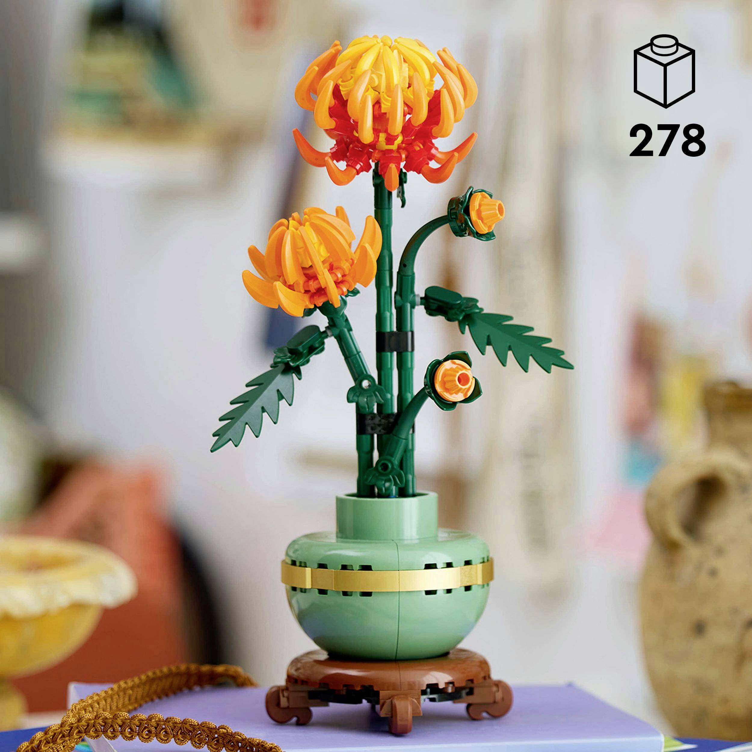 LEGO súprava s pestrofarebným dizajnom kvetov v dekoratívnom kvetináči, pozostávajúca z 278 dielikov, prezentovaná v obytnom prostredí.