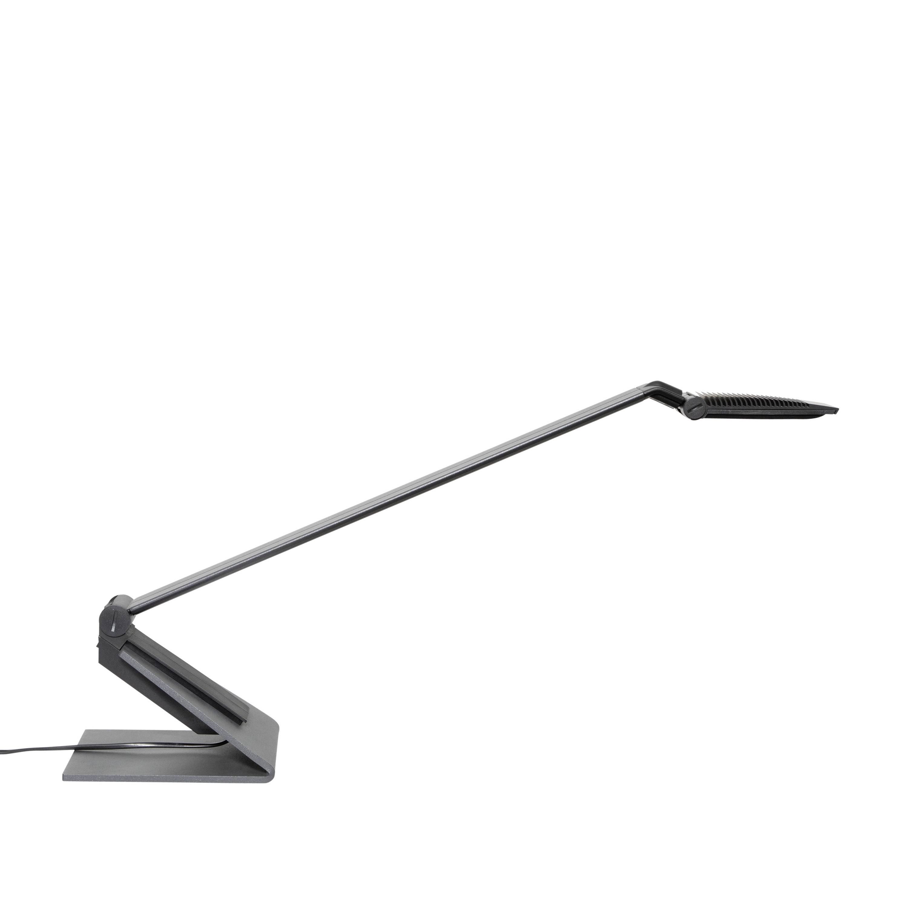 Moderná čierna stolová lampa s elegantným, minimalistickým dizajnom, vrátane nastaviteľného ramena a plochej svetelnej hlavice.