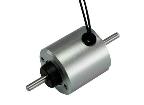 Valcový elektromotor s dvoma vyčnievajúcimi osami a dvoma káblami na hornej strane.