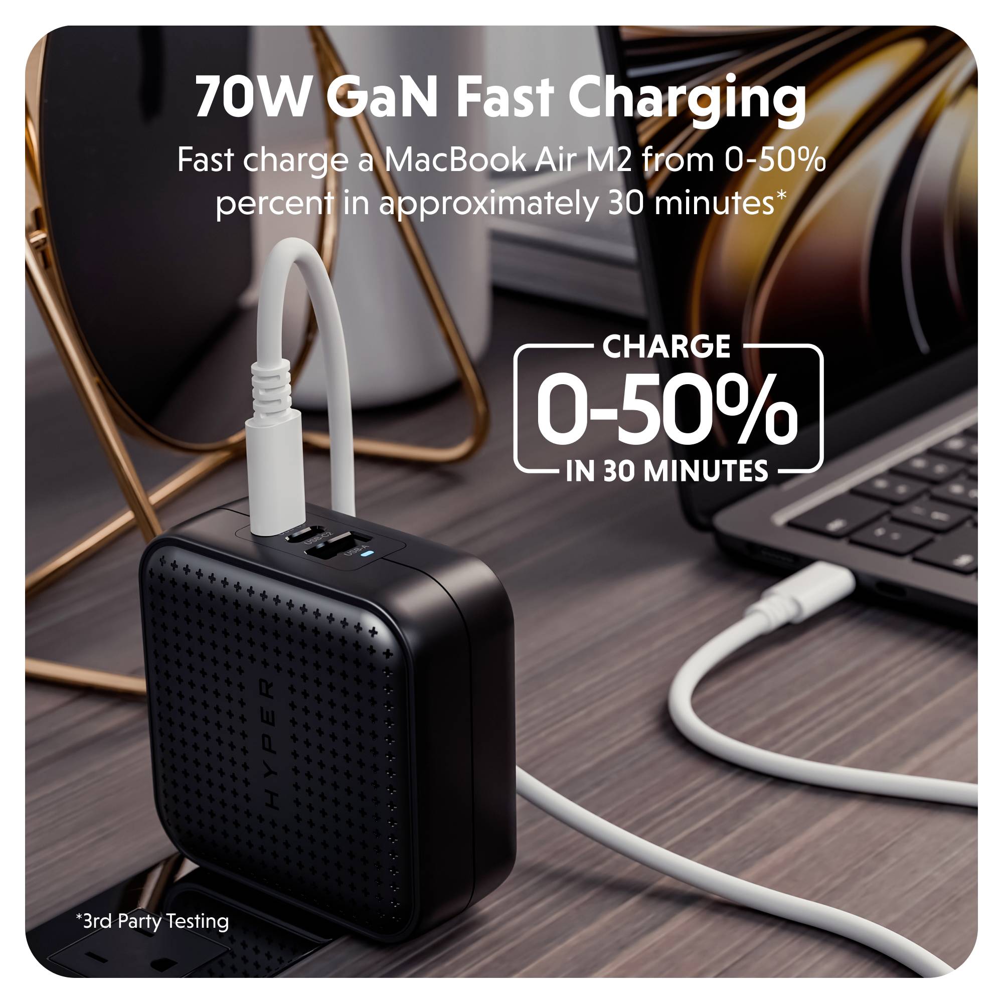 Rýchlonabíjačka nabije MacBook Air M2 z 0 na 50 % za 30 minút. Text: '70W GaN rýchle nabíjanie' a 'Nabite 0-50 % za 30 minút'.