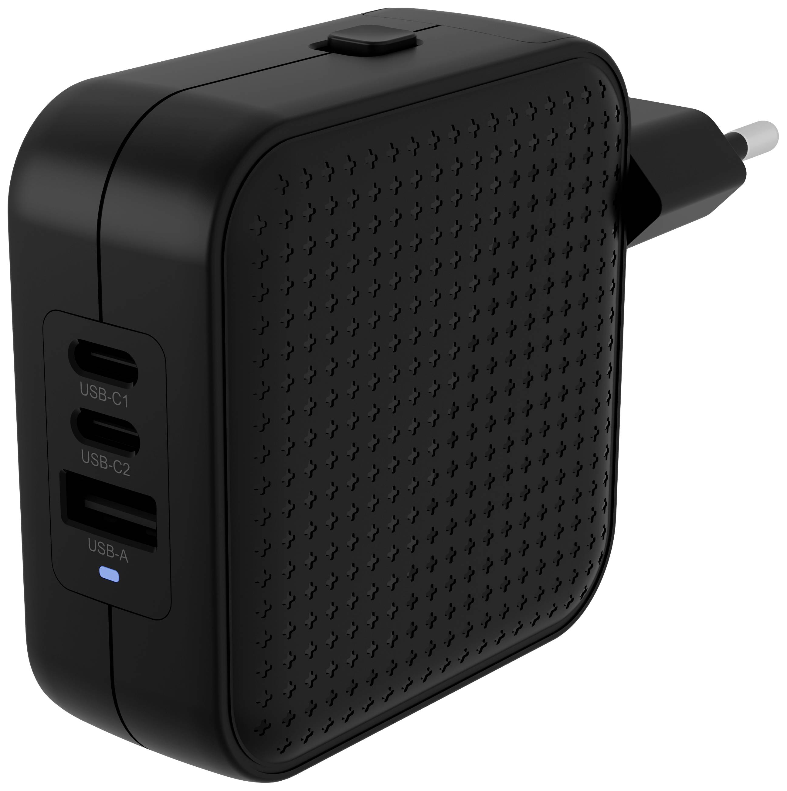 Čierna nabíjačka s dvoma USB-C a jedným USB-A portom, zapojená do elektrickej zásuvky na stene.