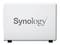 Biele NAS zariadenie s čiernym nápisom "Synology".
