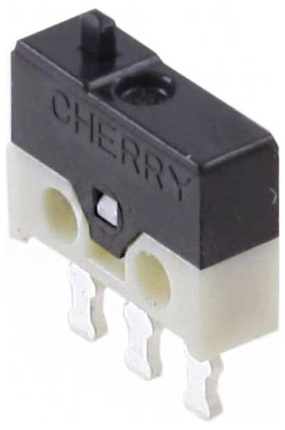 Detailný záber mikrospínača značky Cherry, s čiernobielym puzdrom, zobrazujúci tri kovové kontakty v spodnej časti.