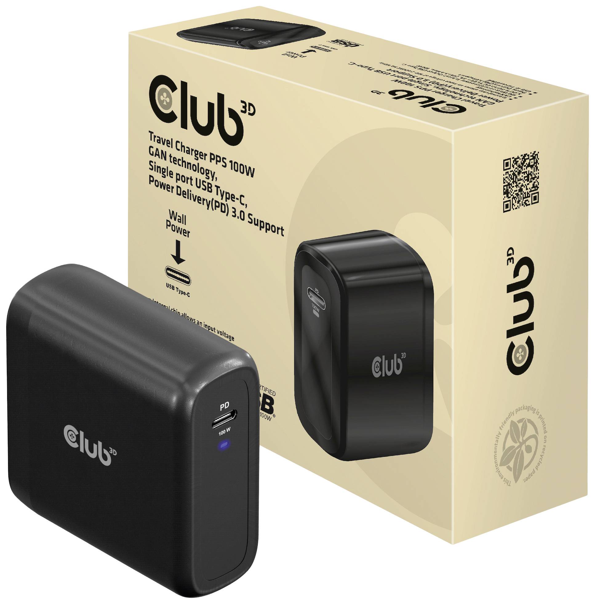 Čierna USB-C GaN cestovná nabíjačka Club3D 100W vedľa jej béžového obalu s nápisom 'Travel Charger GaN technology'.