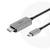 Adaptérový kábel s HDMI a USB-C konektormi. HDMI koncovka je pripojená ku káblu, ktorý končí USB-C konektorom. Vhodný pre prenos videa a dát.