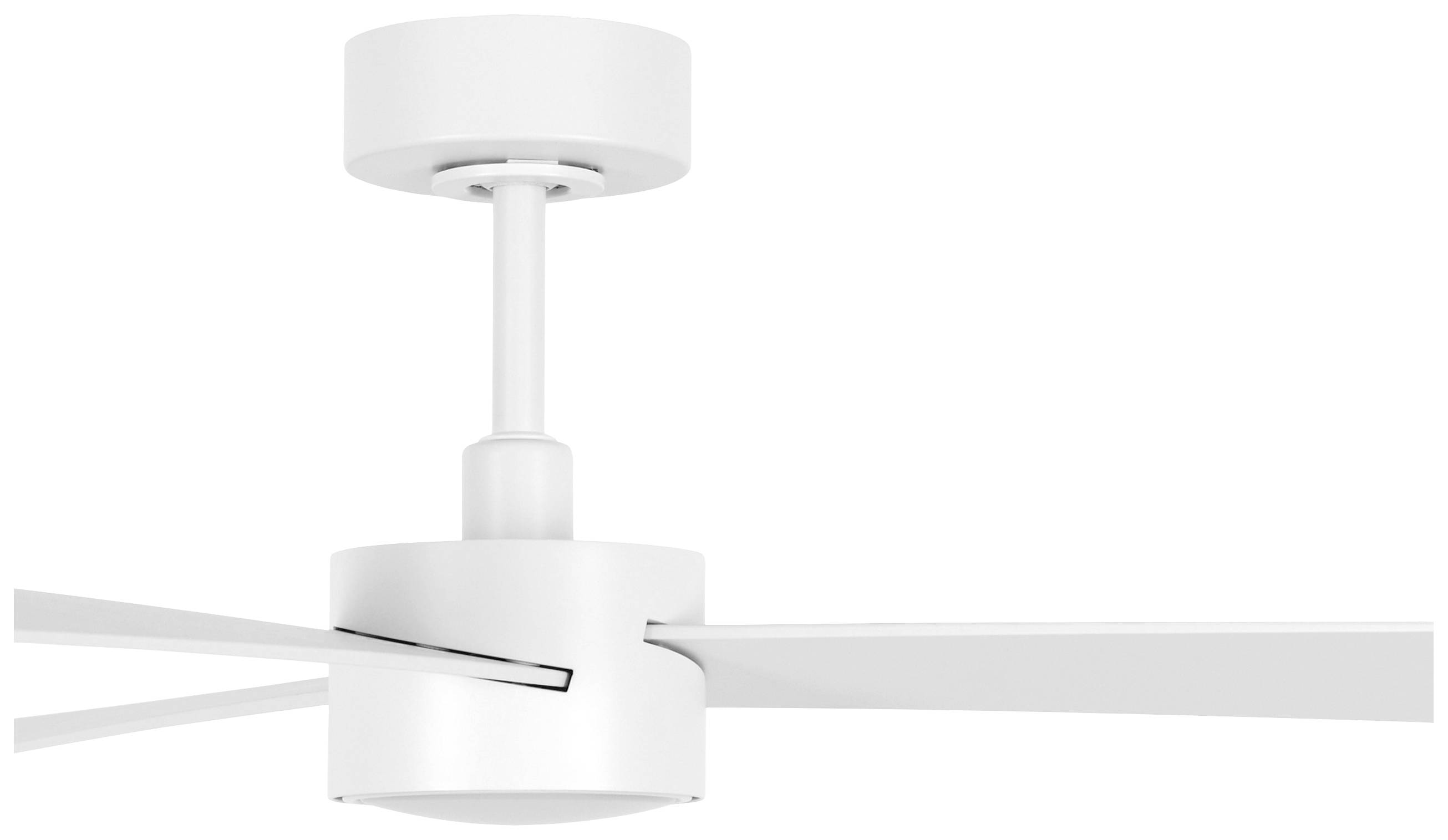 Moderný biely stropný ventilátor s tromi lopatkami. Je navrhnutý minimalisticky a upevnený na krátkej tyči.