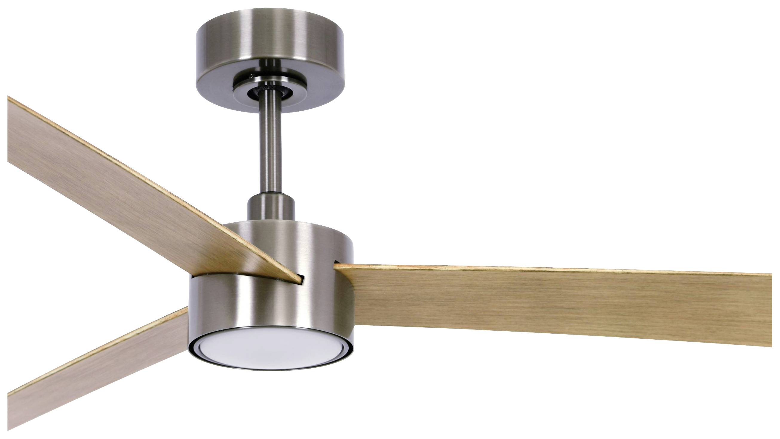 Moderný stropný ventilátor s tromi plochými drevenými listami a kovovým krytom ukazuje kombináciu dreva a kovu.