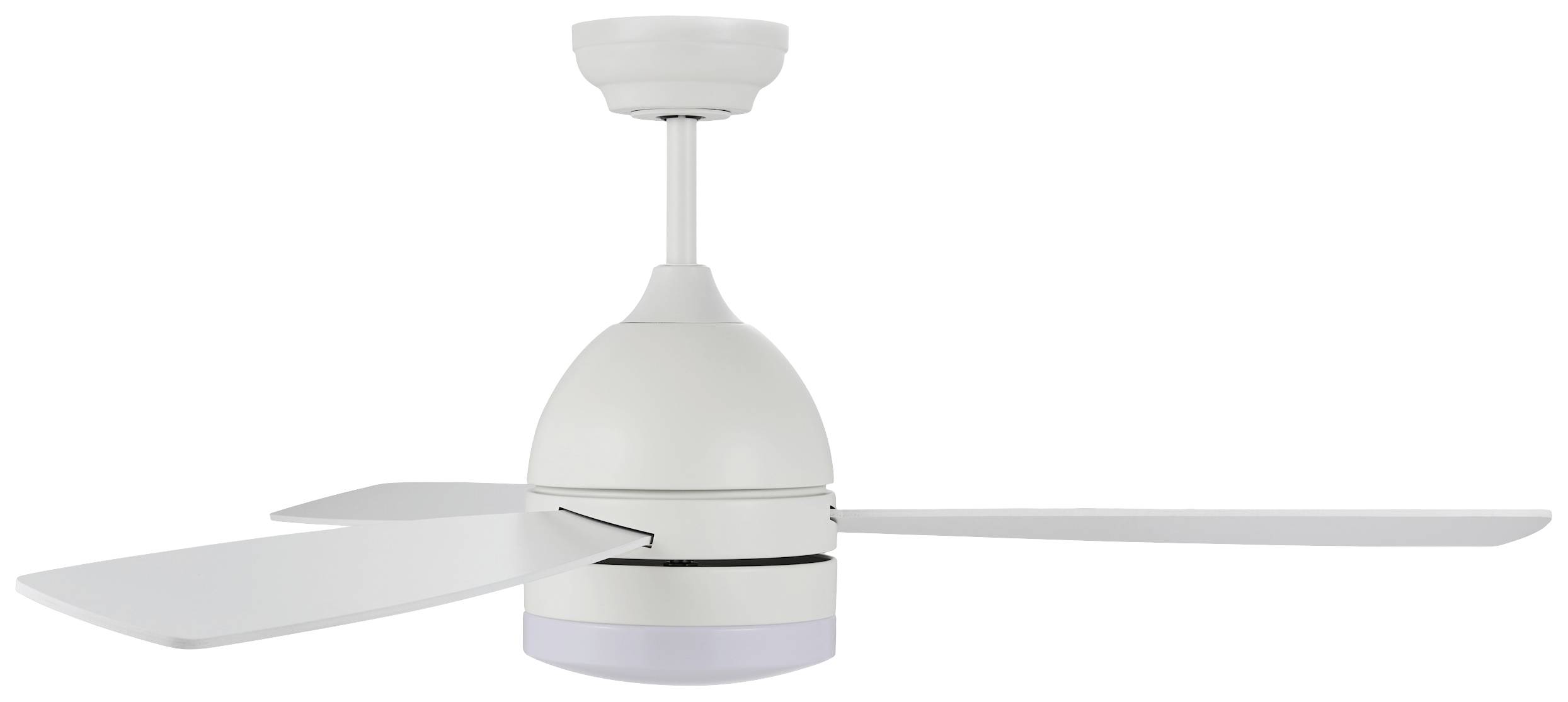Biely stropný ventilátor s tromi plochými krídlami a integrovaným svetlom uprostred, vhodný do obytných priestorov.