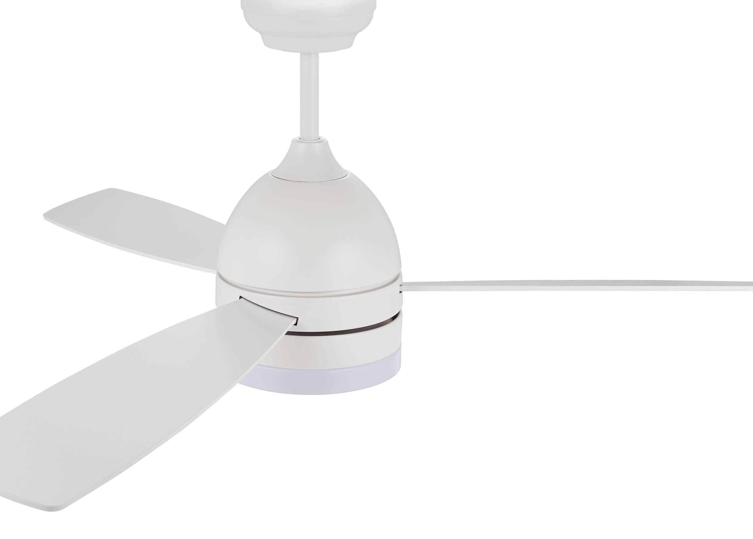 Biely stropný ventilátor s tromi lopatkami namontovaný na strope. Ventilátor má moderný, minimalistický dizajn.