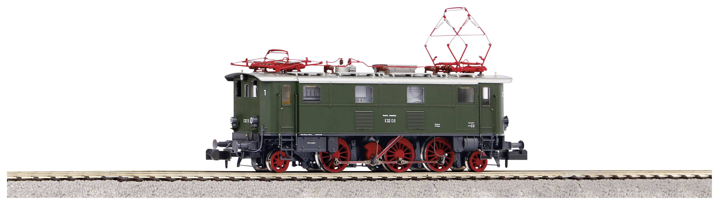 Model historickej zelenej elektrickej lokomotívy na železničnej trati, s červenými zberačmi prúdu a bohatými detailmi.