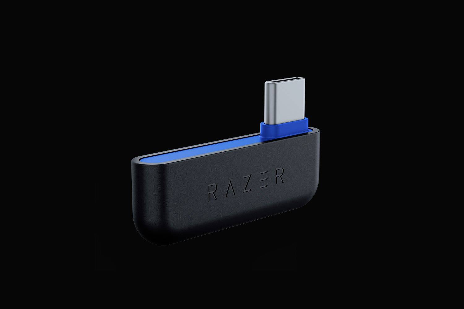 Malý čierny USB-C dongle s nápisom 'RAZER' na boku, pred tmavým pozadím.