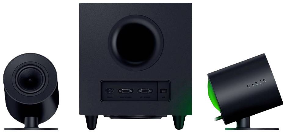 Čierny reproduktorový systém so subwooferom a dvoma satelitnými reproduktormi. Subwoofer má dva vstupy na prednej strane.