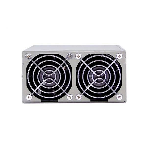 Obdĺžnikové kovové zariadenie s dvoma ventilátormi na prednej strane, vhodné na chladenie alebo vetranie elektronických zariadení.