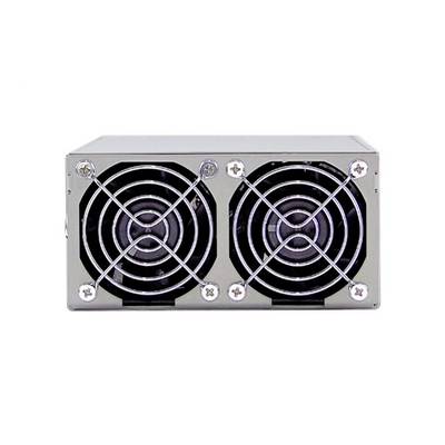 Obdĺžnikové kovové zariadenie s dvoma ventilátormi na prednej strane, vhodné na chladenie alebo vetranie elektronických zariadení.