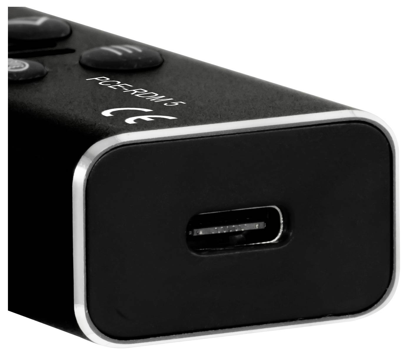 Zblízka čiernej nabíjačky alebo napájacieho adaptéra s USB-C portom a označením "CE" na tele.