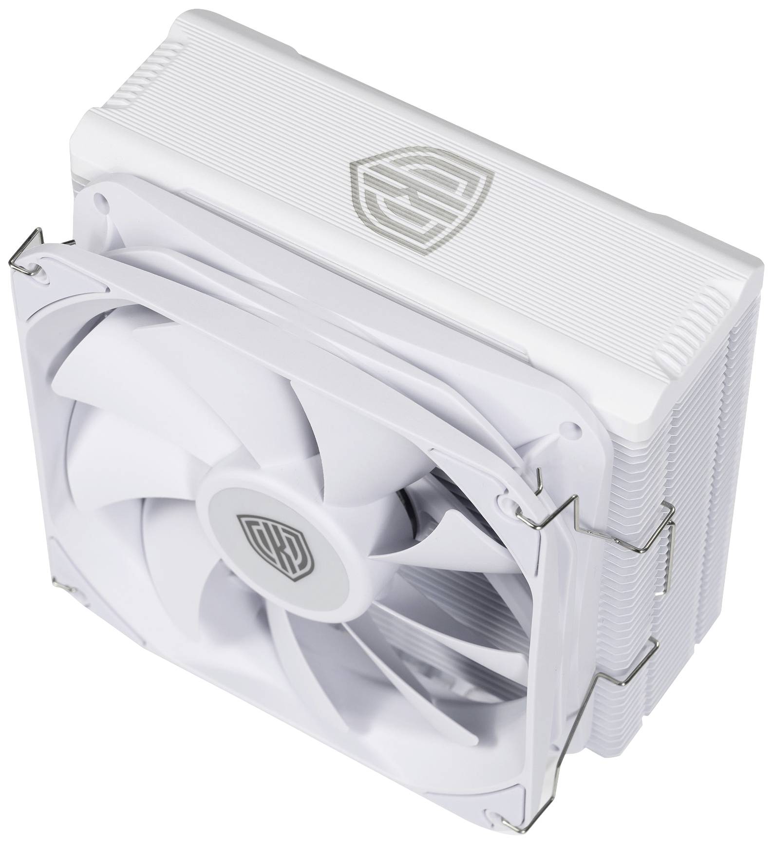 Biely počítačový chladič s veľkým ventilátorom a rebrovitým chladičom, ktorý disipuje teplo. Logo je viditeľné na vrchu chladiča.